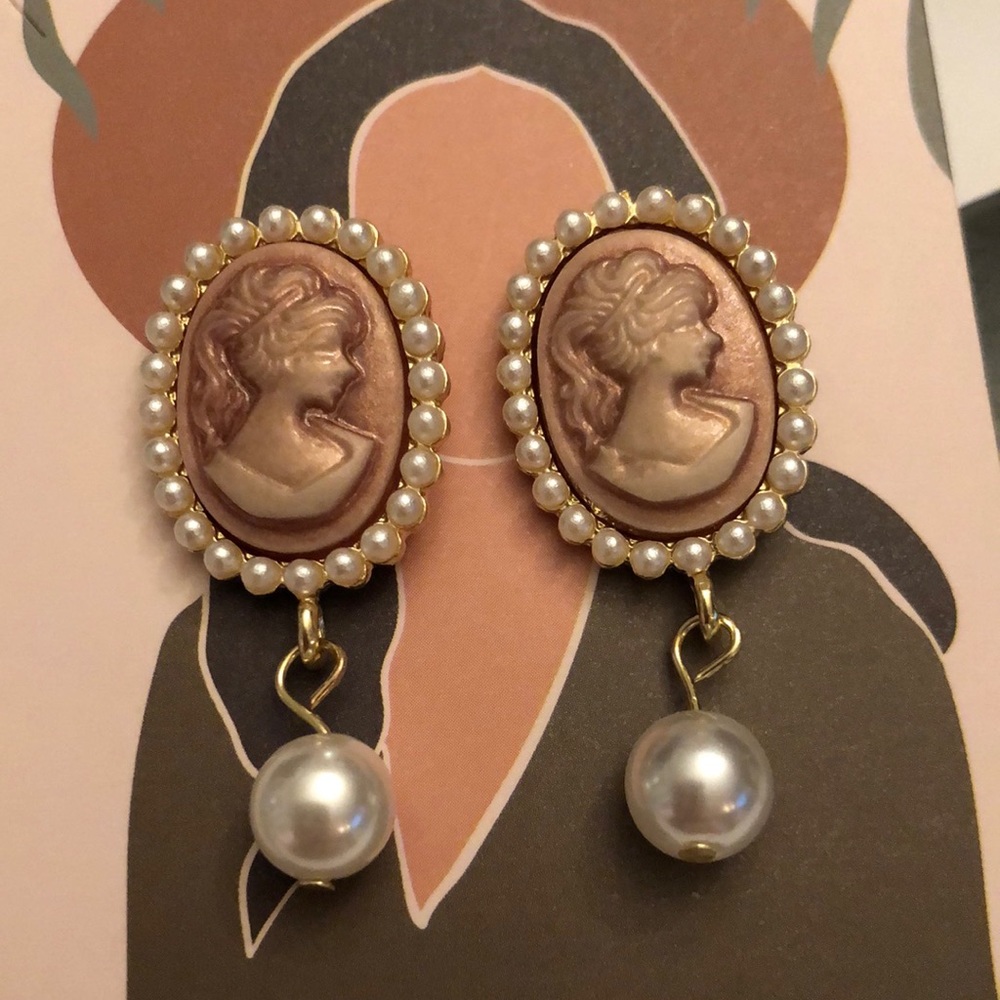 Vintage look Cameo pierced earrings. New on card.